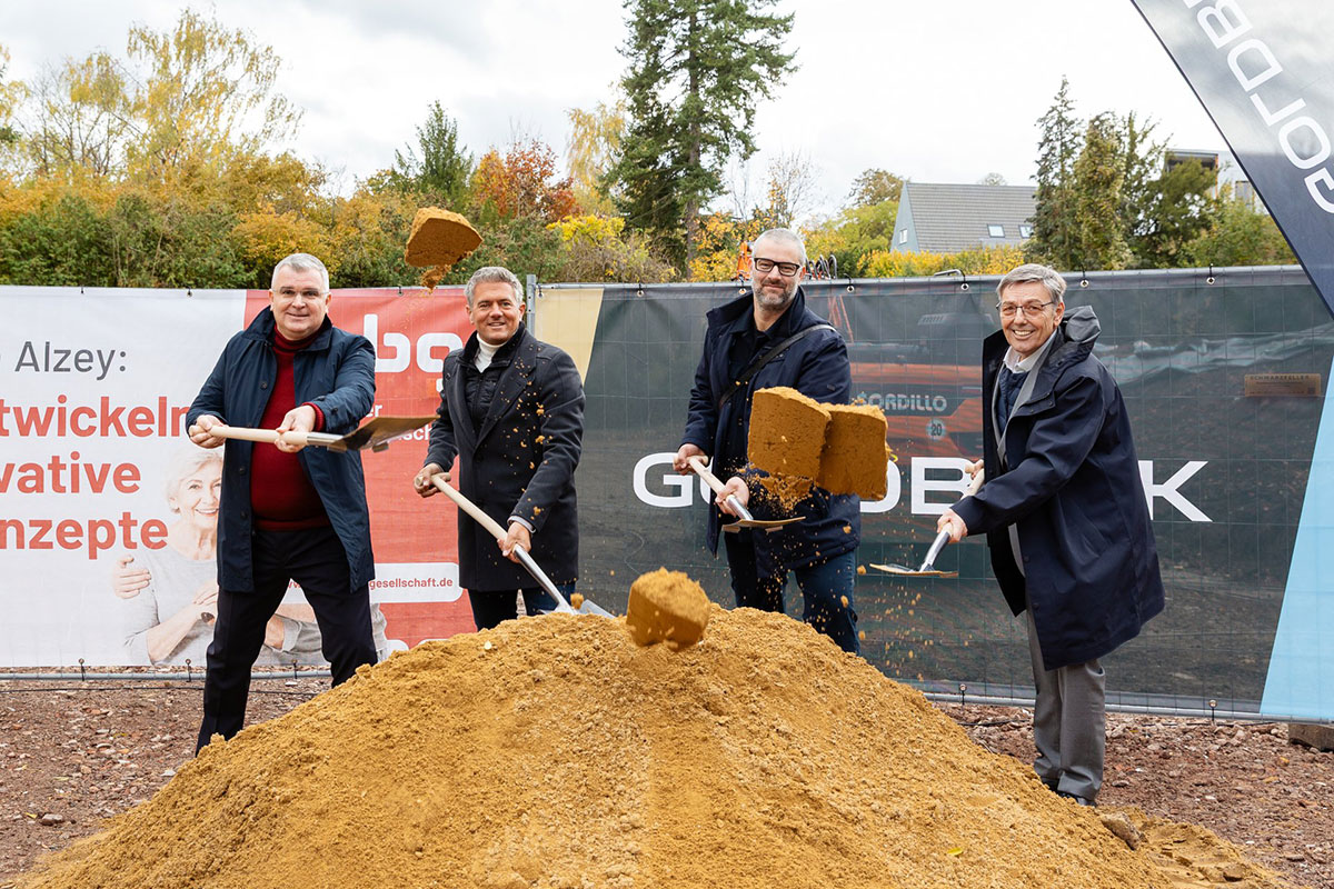Bild: ABG-Geschäftsführer Volker Riedel, Bürgermeister Steffen Jung, Architekt Jörg Deibert und Niederlassungsleiter Mario Bernd Liebchen von Goldbeck (von links), © Carsten Selak FOTOGRAFIE