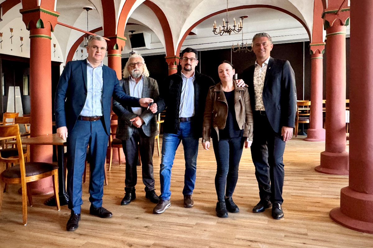 Bild: ABG-Geschäftsführer Volker Riedel, Francesco Ielapi, Roberto Ielapi, Anna Ielapi und Bürgermeister Steffen Jung (von links), © ABG